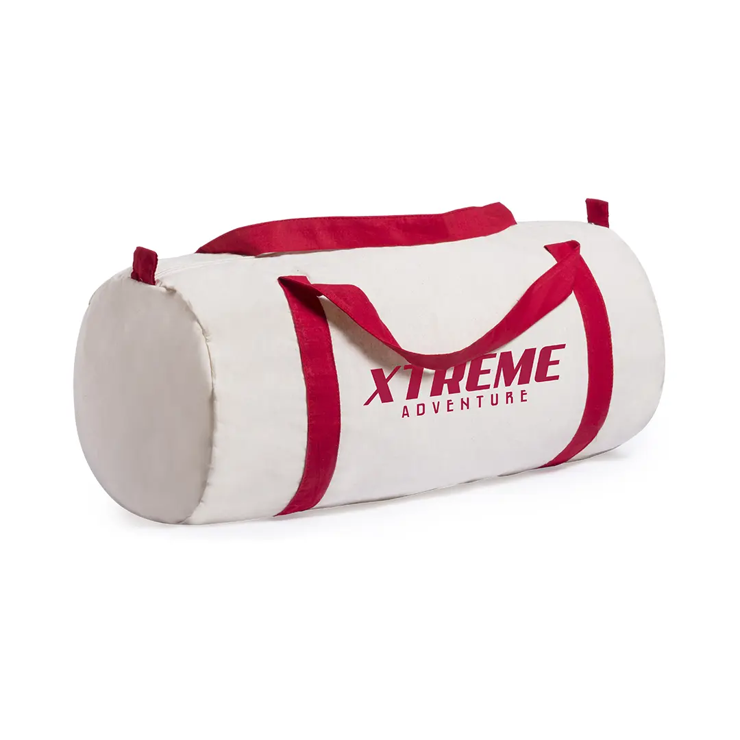 Bolsa deportiva cilíndrica blanca con asas rojas y el logo Xtreme Adventure impresos en el lateral.