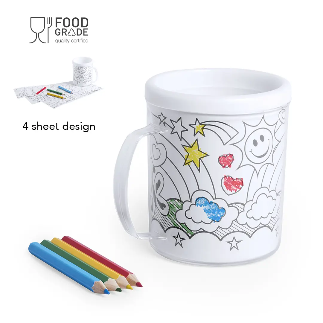 Taza blanca con dibujos para colorear acompañada de cuatro lápices de colores