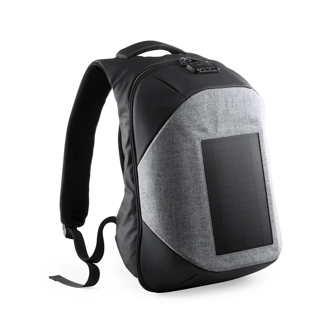 mochila urbana negra y gris con panel solar integrado en la parte frontal