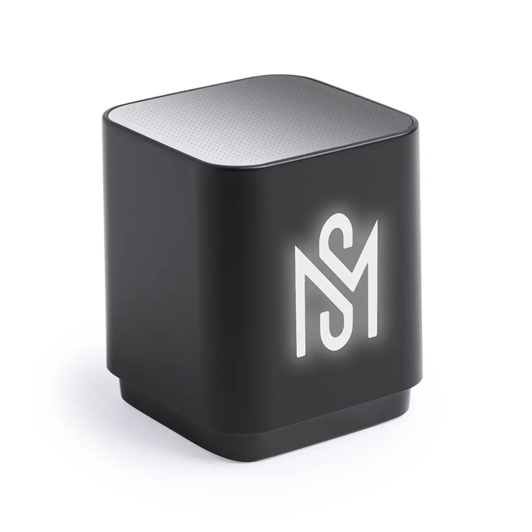 Altavoz Bluetooth portátil negro con logo blanco y rejilla metálica en la parte superior sobre fondo blanco
