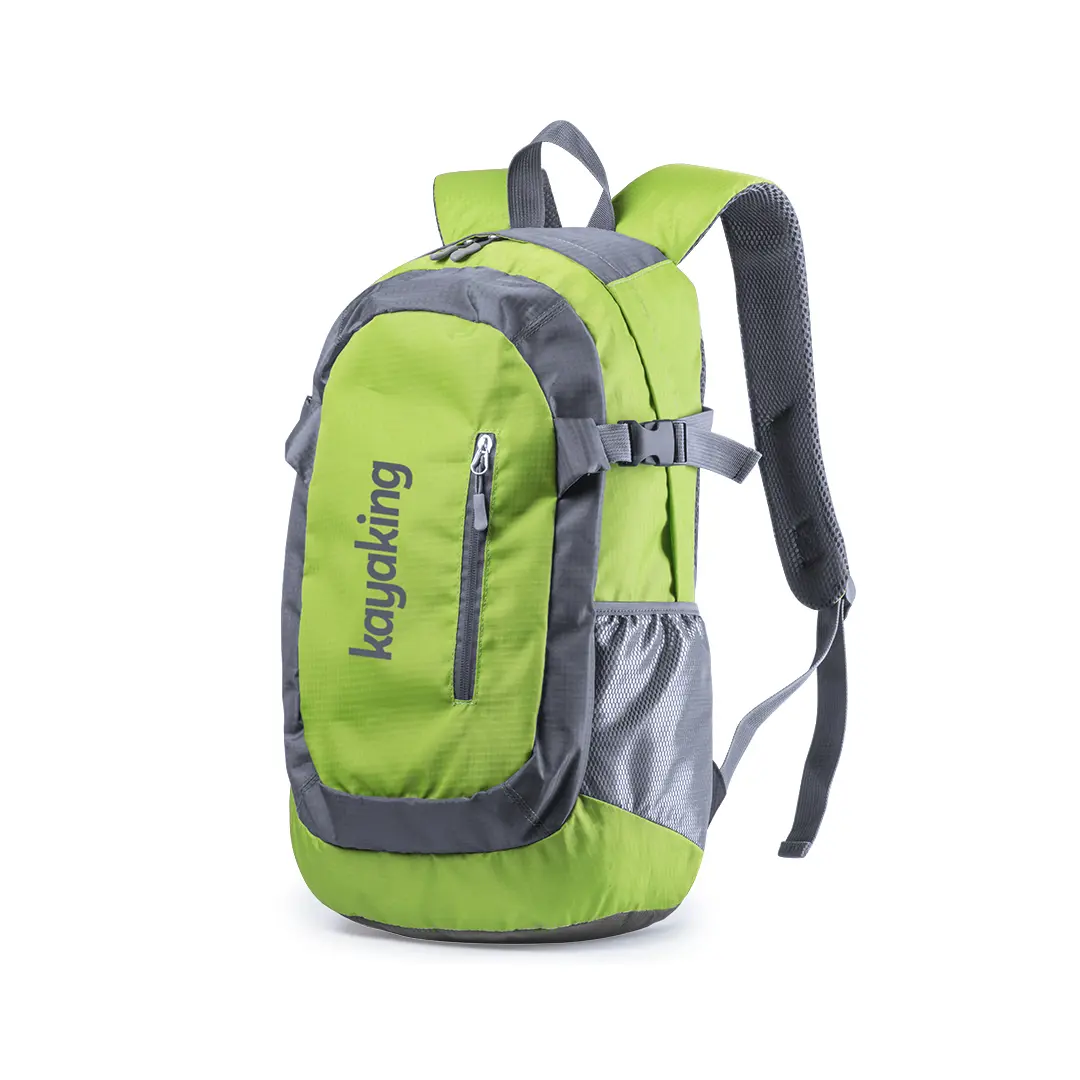 Mochila verde y gris con bolsillos de malla y compartimento delantero para actividades al aire libre