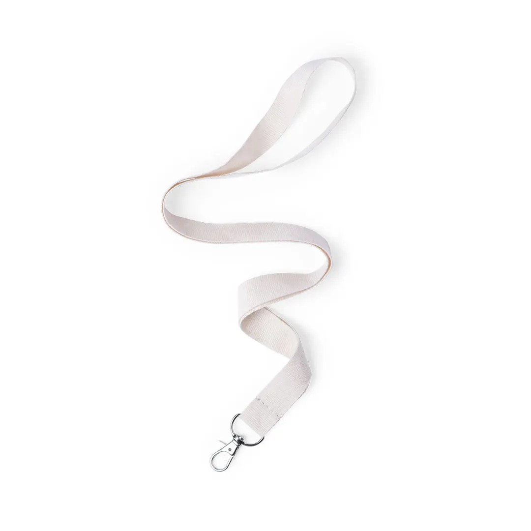 cinta lanyard de tela beige con cierre de mosquetón metálico sobre fondo blanco