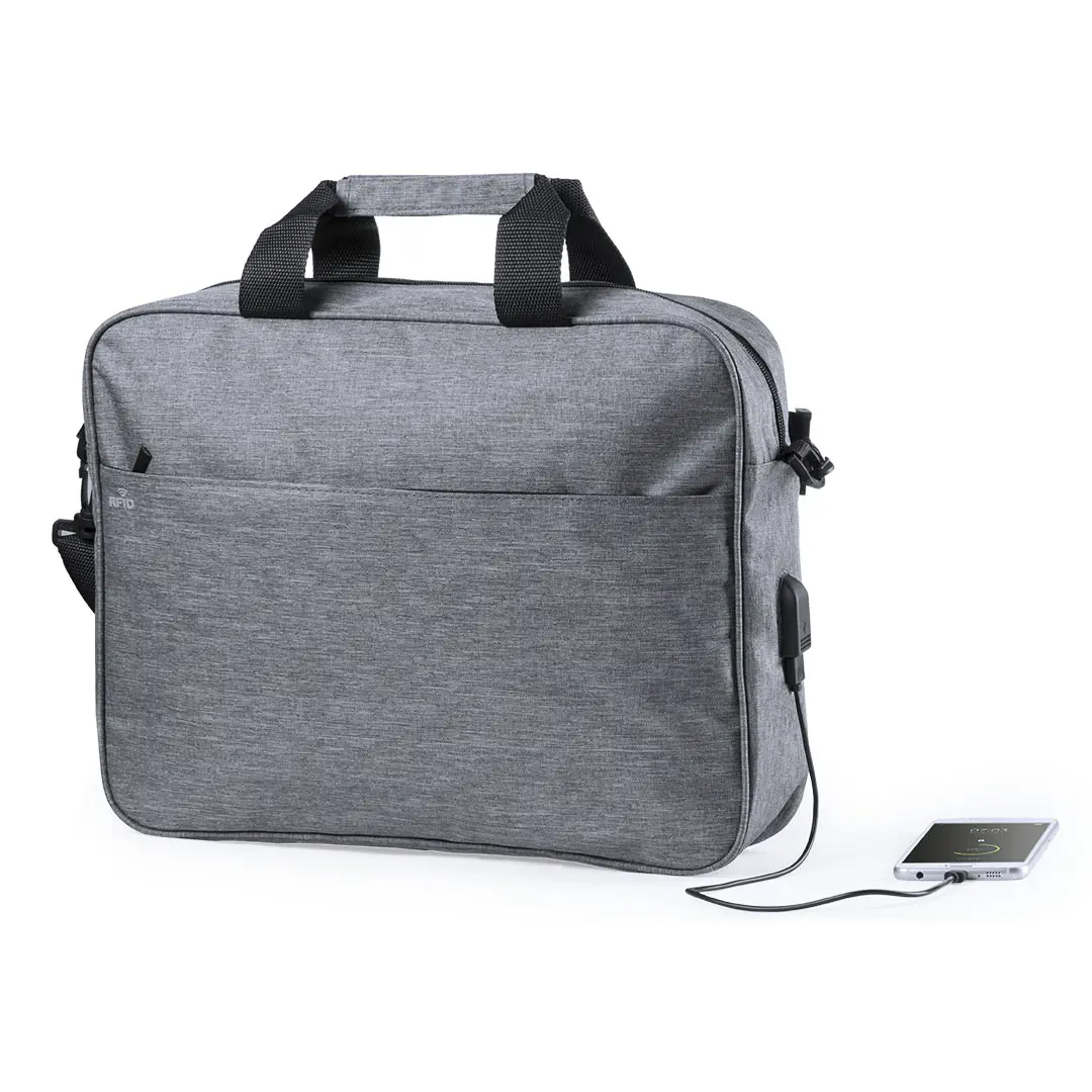 Bolsa gris para portátil con asas y puerto USB de carga conectado a un móvil.