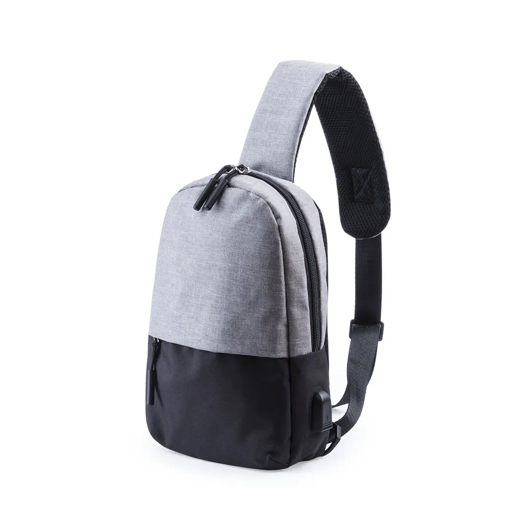 mochila bandolera gris y negra con cremallera y puerto de carga USB