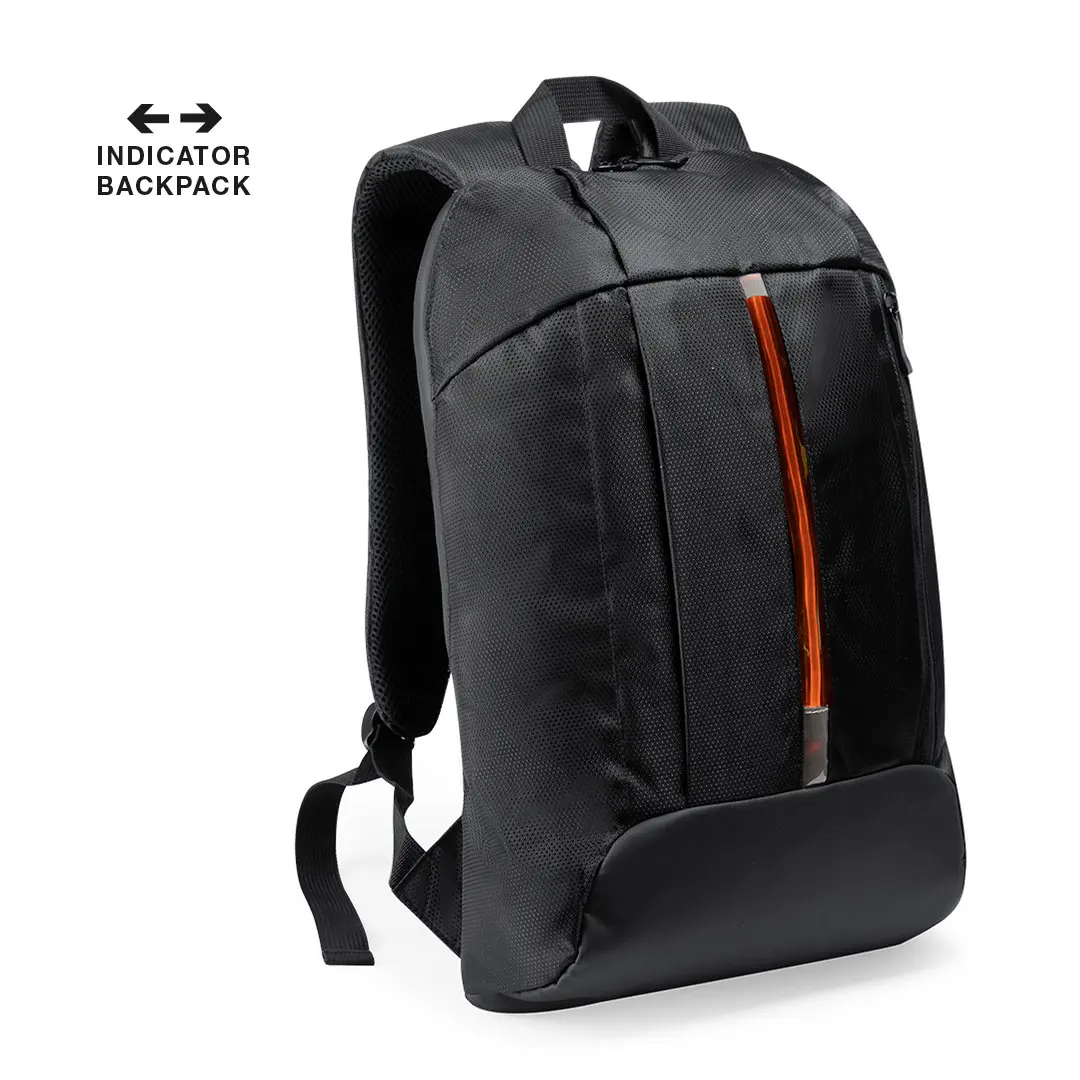mochila urbana negra con tira luminosa naranja en el frontal