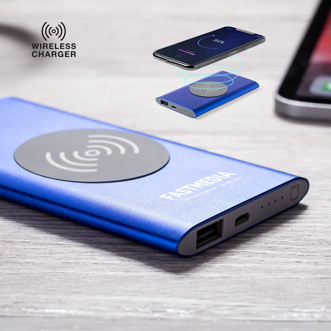 batería externa azul con carga inalámbrica para smartphone sobre mesa de madera