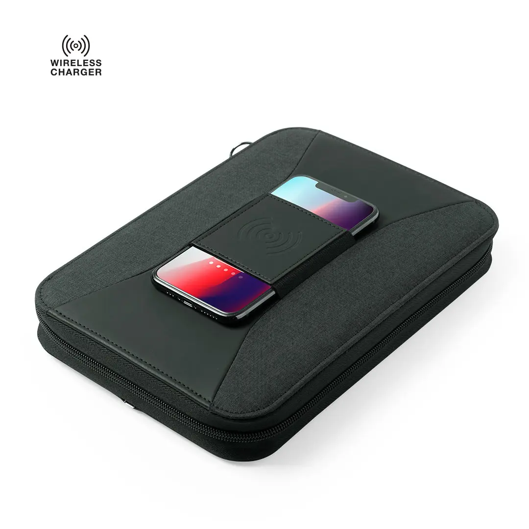 Funda de viaje negra con cargador inalámbrico integrado y un smartphone sobre ella