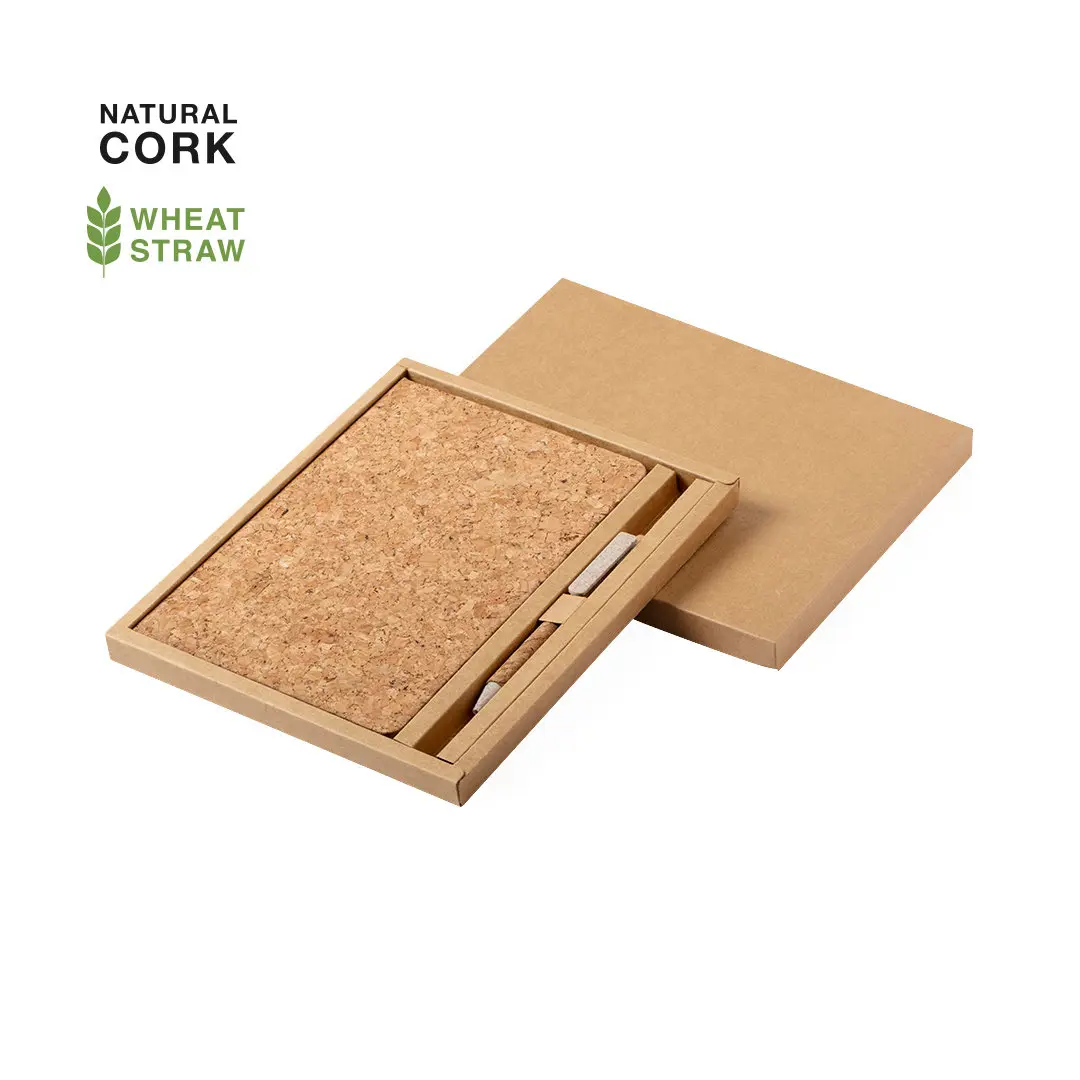 Set de cuaderno con tapa de corcho natural y bolígrafo de paja de trigo en estuche de cartón kraft.