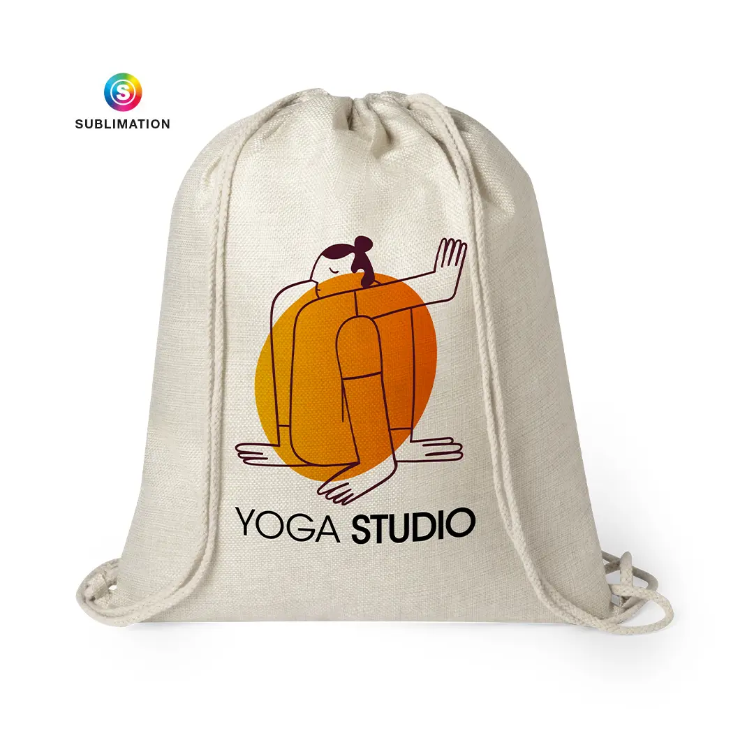 Bolsa de algodón con cordón y logo Yoga Studio sobre una figura abstracta en tonos naranjas