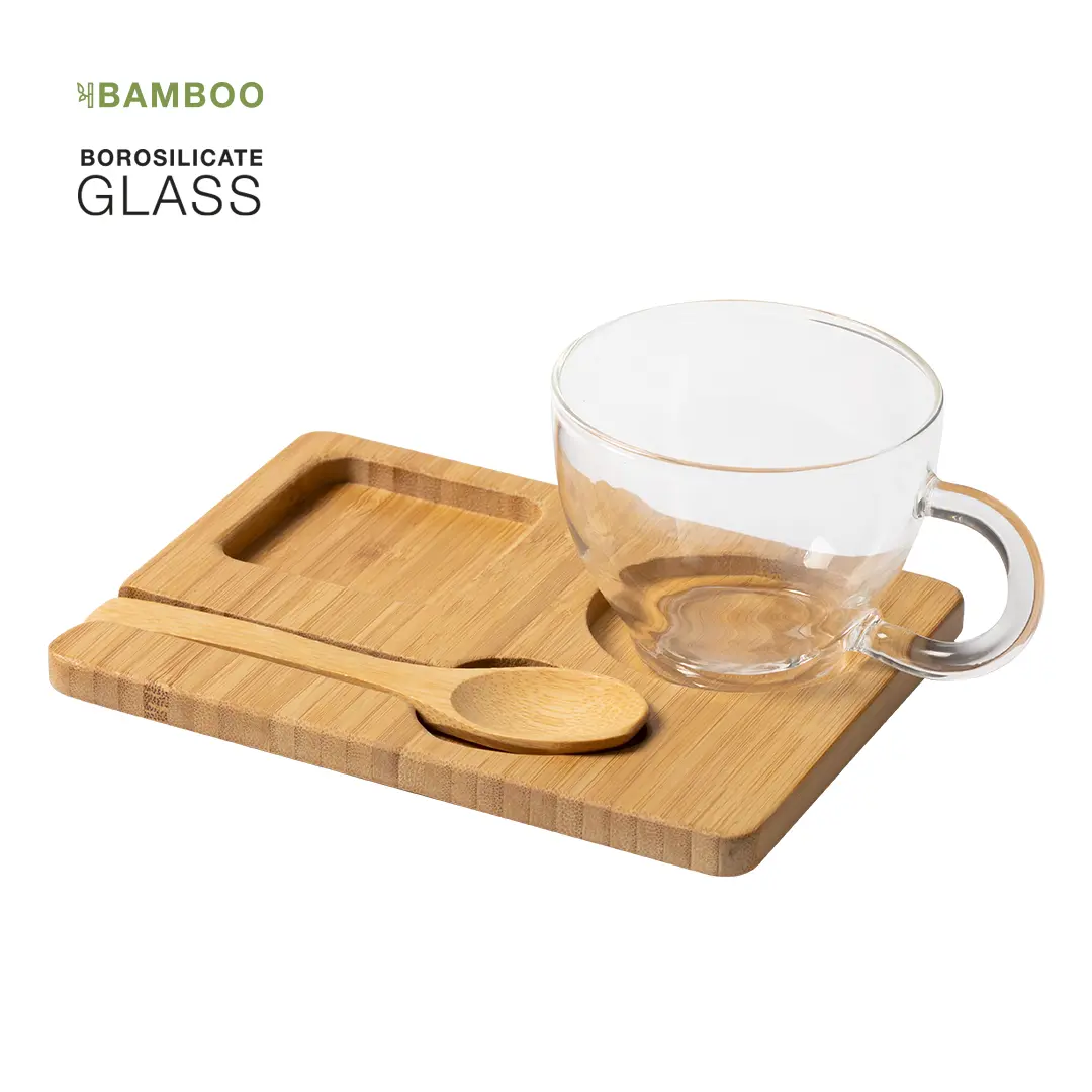 Juego de taza de vidrio de borosilicato con cuchara sobre bandeja de bambú.