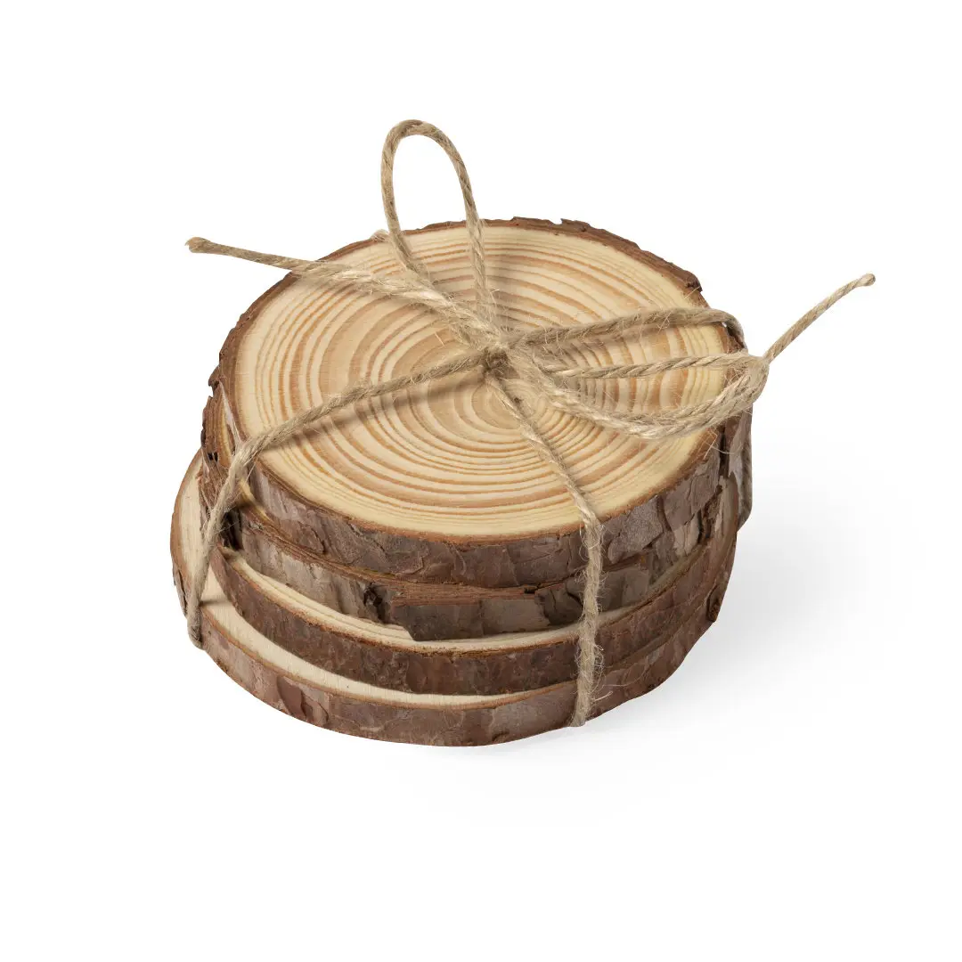 Conjunto de posavasos de madera natural con corteza atados con cuerda rústica