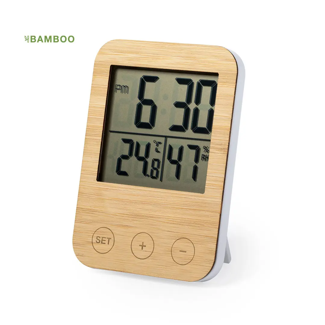 Reloj digital de bambú con pantalla que indica la hora, temperatura y grado de humedad.