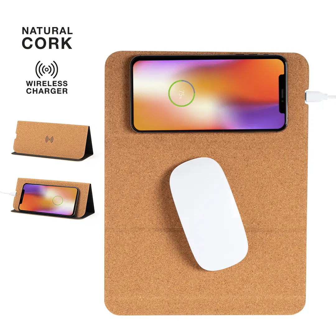 Alfombrilla de corcho natural con cargador inalámbrico integrada y ratón blanco sobre superficie, sosteniendo un smartphone en posición de carga