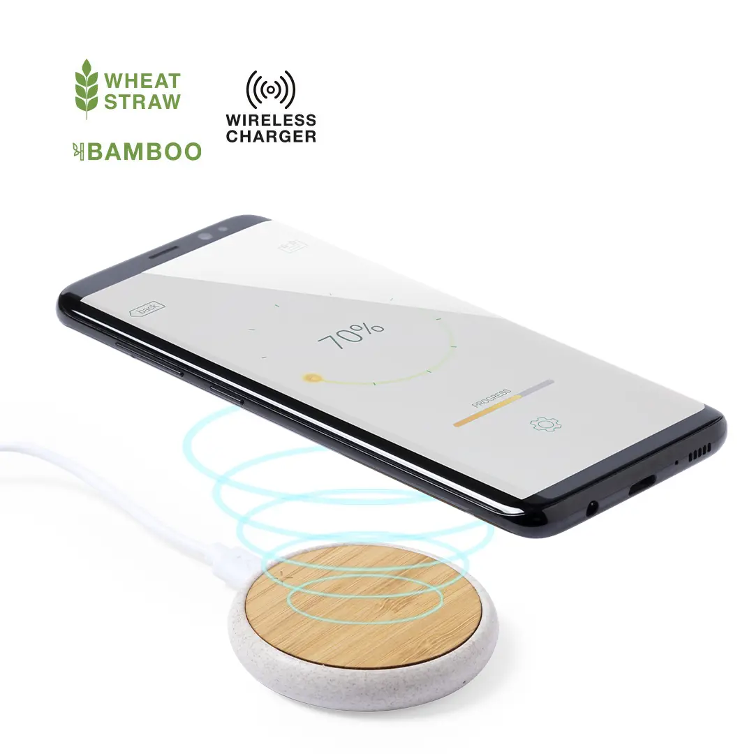Cargador inalámbrico de bambú y paja de trigo cargando un smartphone con indicador de batería al 70%