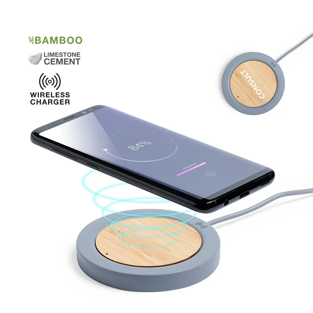 Base de carga inalámbrica circular con superficie de bambú y borde de cemento, con un móvil cargando encima.