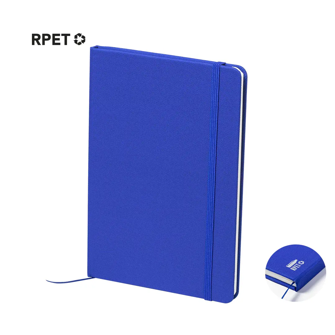 Cuaderno de tapa azul de material RPET reciclado con goma de cierre y cinta marcapáginas.