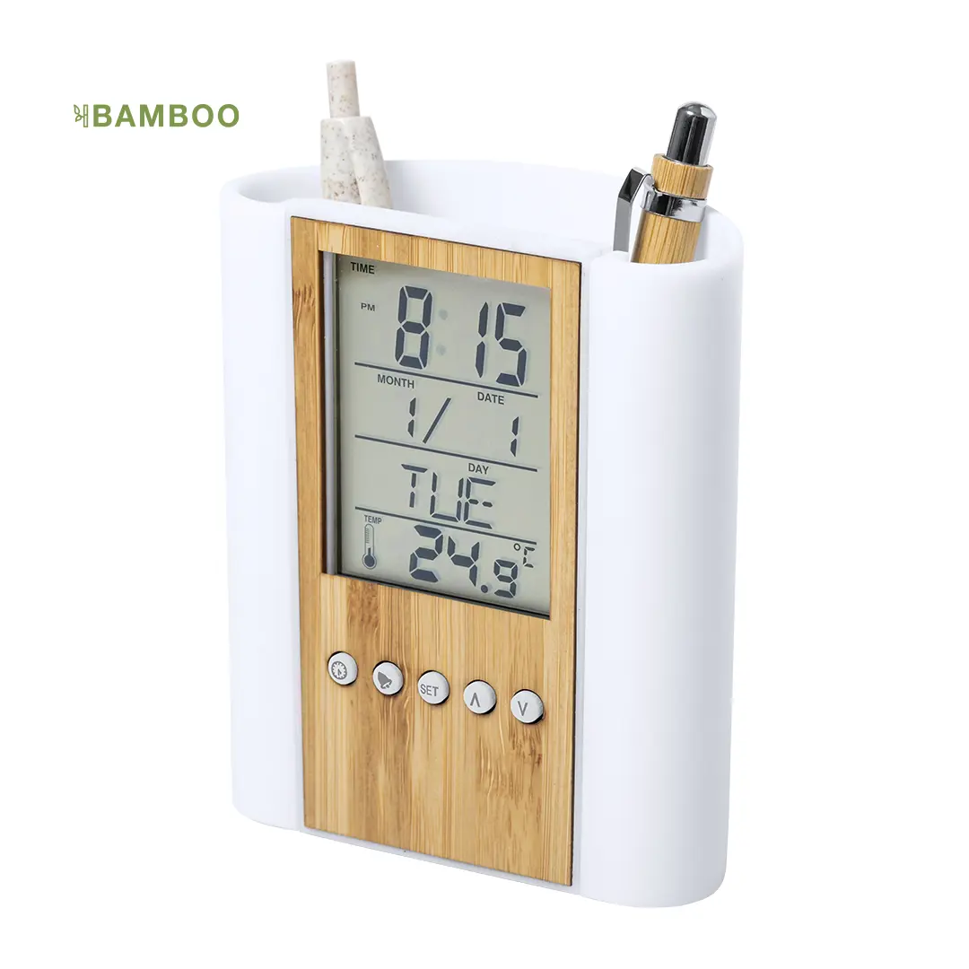 Reloj digital de escritorio con organizador de bambú y soporte para bolígrafos que muestra fecha y temperatura.