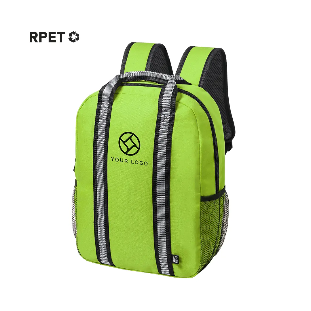 mochila verde de tejido RPET con tiras reflectantes y bolsillos laterales de malla