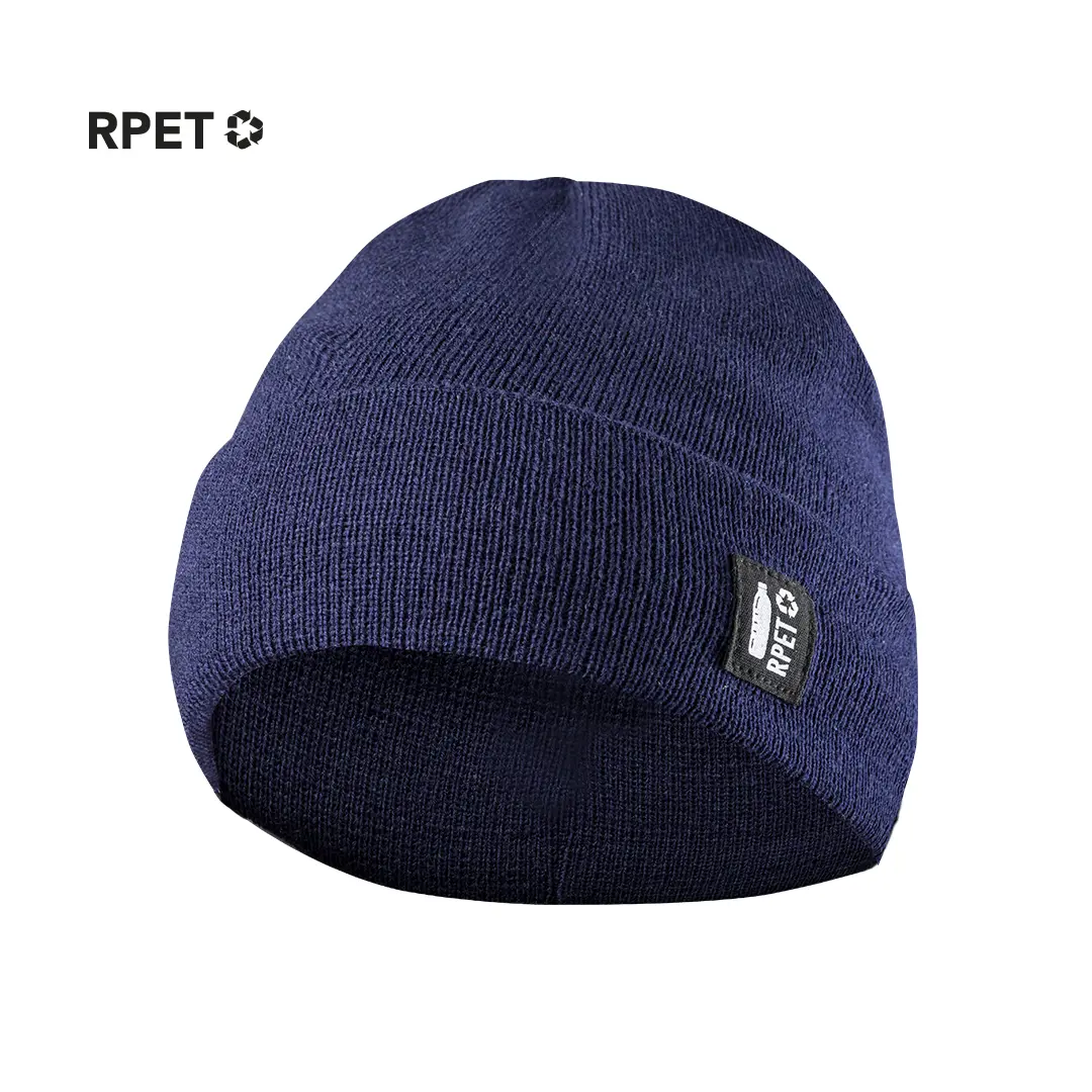Gorro de punto azul marino con etiqueta RPET y símbolo de reciclaje sobre fondo blanco