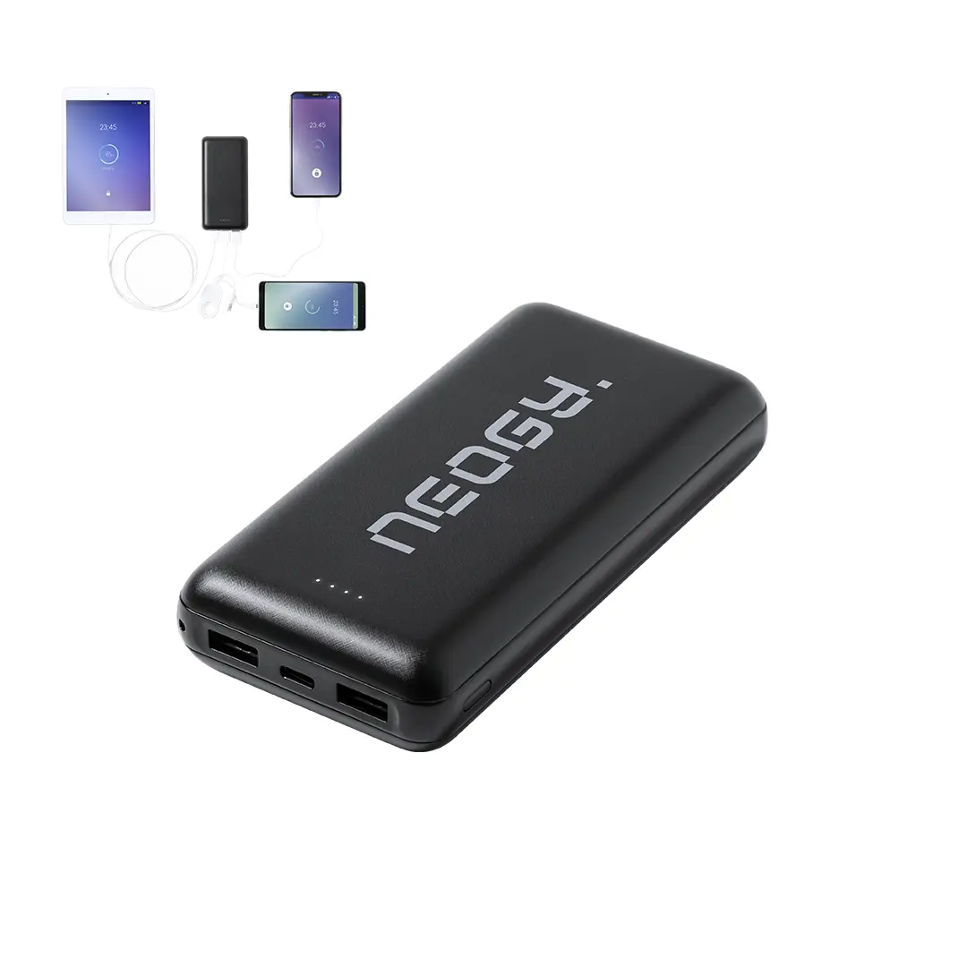 batería externa negra Neogy con puertos USB cargando una tablet y dos smartphones