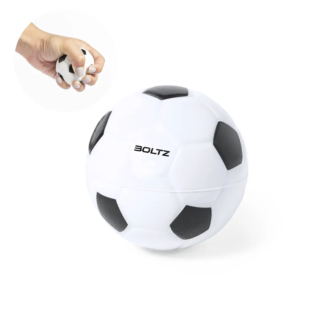 Mano apretando una pelota antiestrés con diseño de balón de fútbol marca Boltz