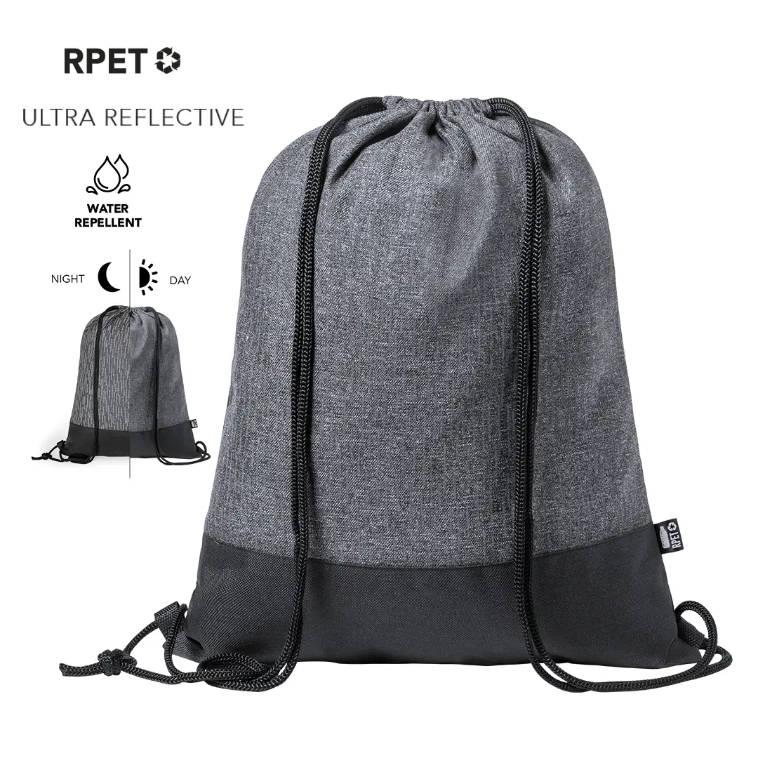 mochila saco gris con base y cordones negros, repelente al agua y paneles reflectantes RPET