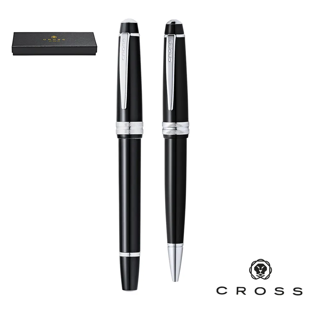 Bolígrafo y pluma estilográfica negros con detalles plateados junto a estuche rígido Cross