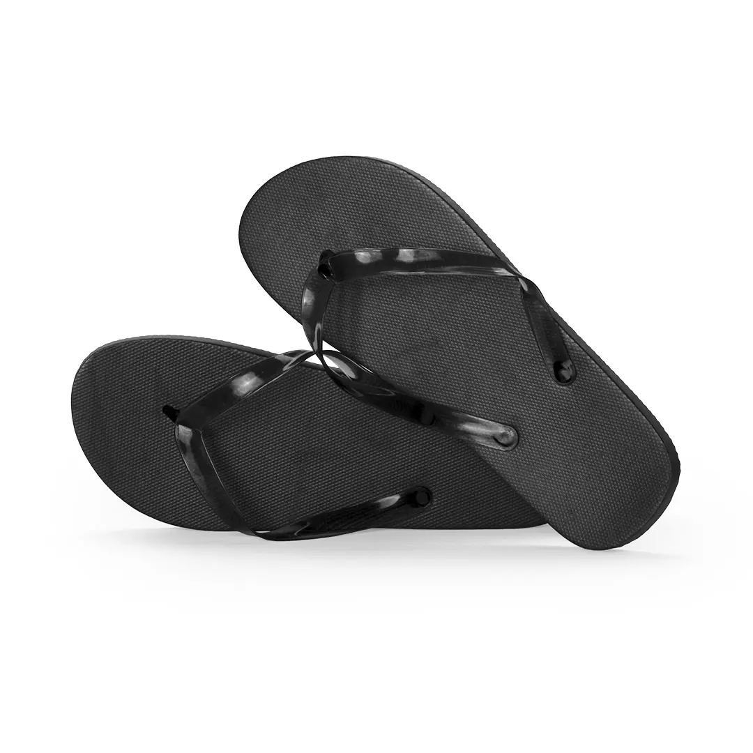 par de chanclas negras sencillas con tiras en Y sobre fondo blanco