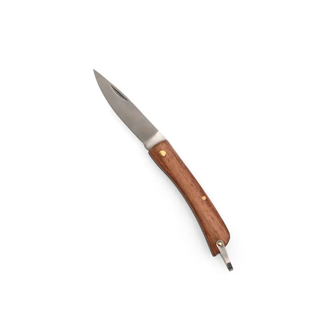 navaja plegable con hoja de acero y mango de madera sobre fondo blanco