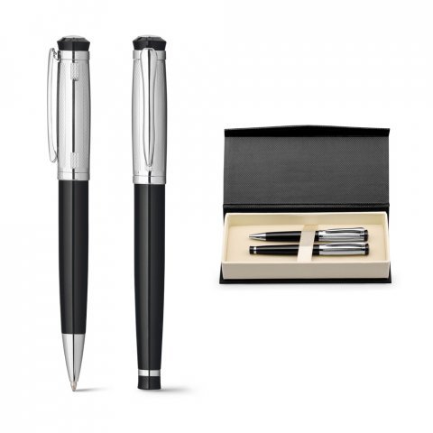 Juego de bolígrafo y pluma estilográfica negros con capuchones plateados en estuche de regalo negro.