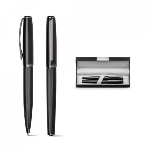 Dos bolígrafos negros de acero con clip metálico junto a un estuche de regalo forrado en gris.