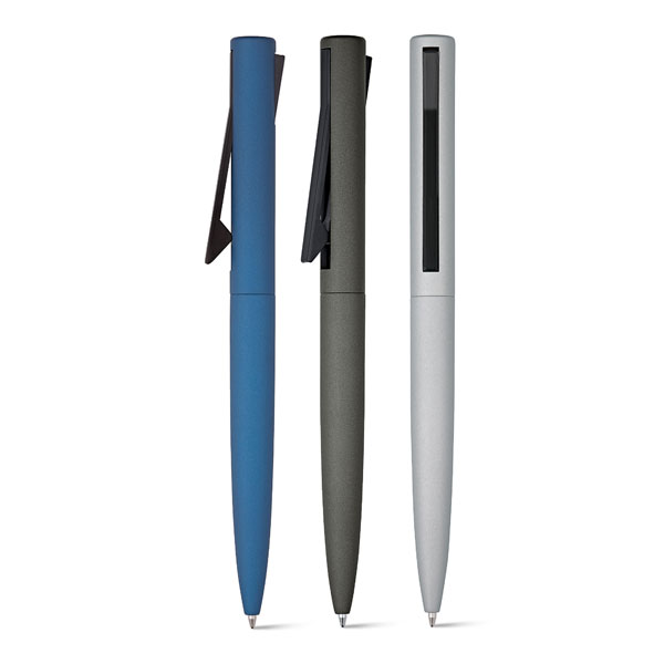 Tres bolígrafos minimalistas de metal en azul, gris y plateado con clip negro sobre fondo blanco