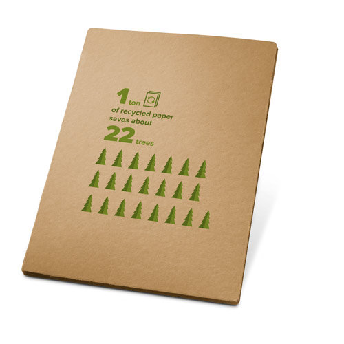 Cuaderno con portada marrón y texto verde que indica que una tonelada de papel reciclado ahorra 22 árboles