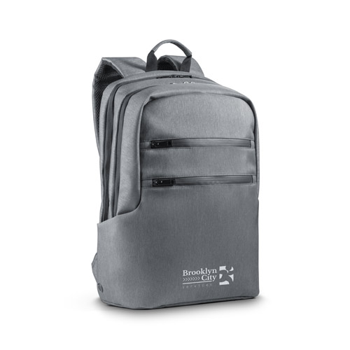 Mochila gris con logo Brooklyn City y varios bolsillos frontales
