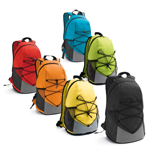 Seis mochilas de colores (roja, naranja, amarilla, verde, azul y negra) con bolsillos laterales y cordón elástico frontal.