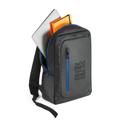 mochila negra con cremallera azul y logo Urban Design abierta con un portátil y una libreta naranja en su interior