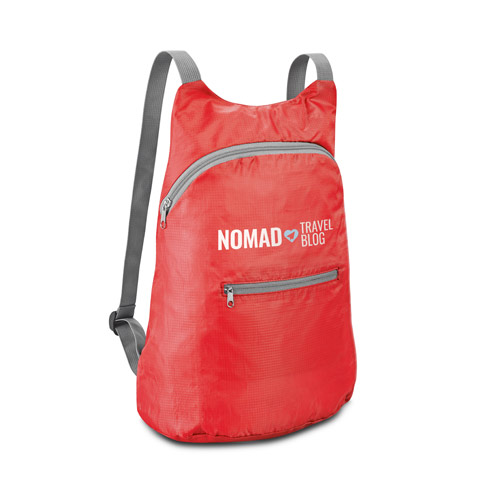 Mochila ligera roja plegable con cremalleras frontales y logotipo Nomad Travel Blog