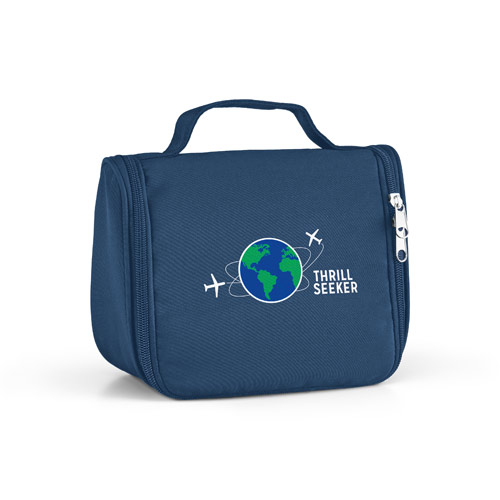 neceser de viaje azul con cremallera y estampado de globo terráqueo, aviones y texto Thrill Seeker