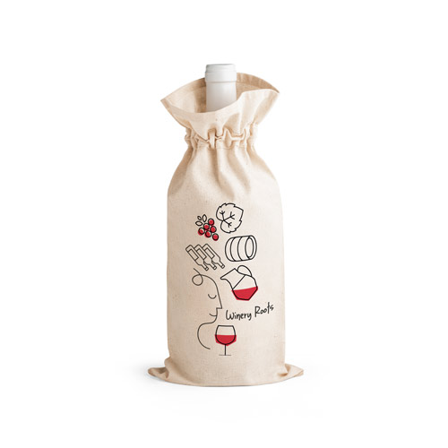 Bolsa de tela con cierre de cordón que contiene una botella de vino y serigrafía de uvas, barrica, copa y texto Winery Roots