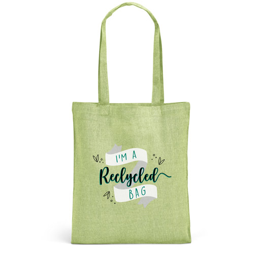 Bolsa tote verde hecha de material reciclado con el texto I’m a recycled bag impreso en el frontal.