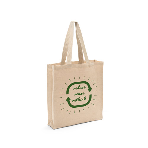 Bolsa de tela beige con asas largas y logo verde de reciclaje con el texto reduce reuse rethink