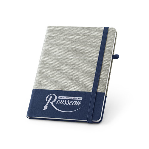 Cuaderno de tapa gris y detalle azul marino con logo Rousseau y cierre elástico.