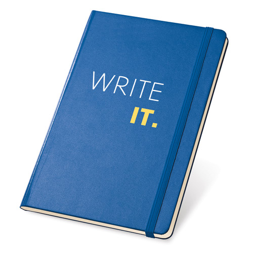 Cuaderno azul con banda elástica y la frase WRITE IT. en la cubierta