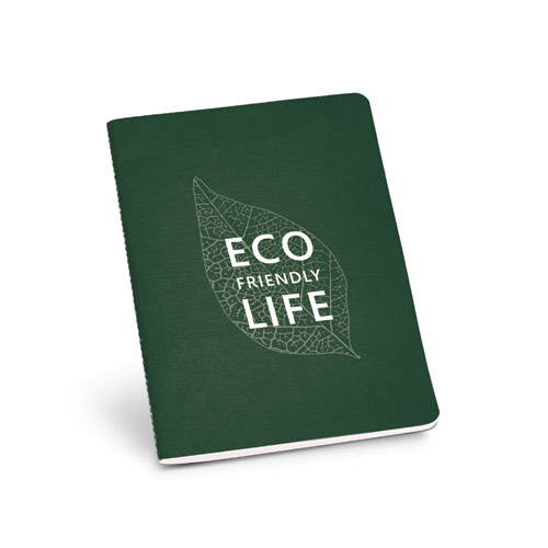 Portada de cuaderno verde con hoja estilizada y texto Eco Friendly Life sobre fondo blanco.