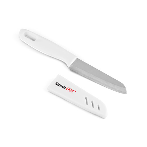 cuchillo de cocina con hoja dentada y mango blanco acompañado de funda con el logotipo Lunch OUT