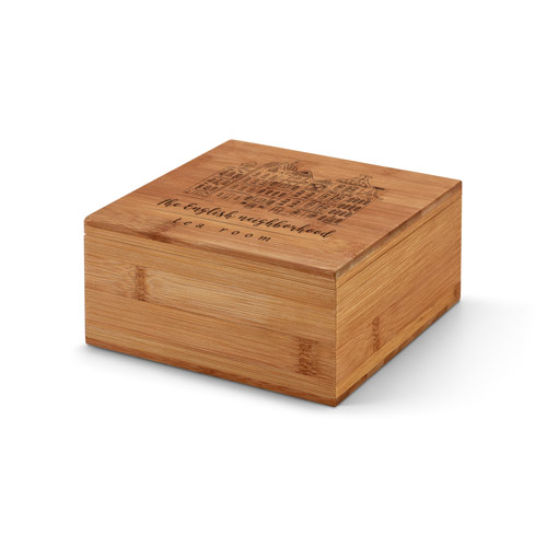 Caja de madera de bambú con grabado de un edificio y texto The English Neighborhood Tea Room