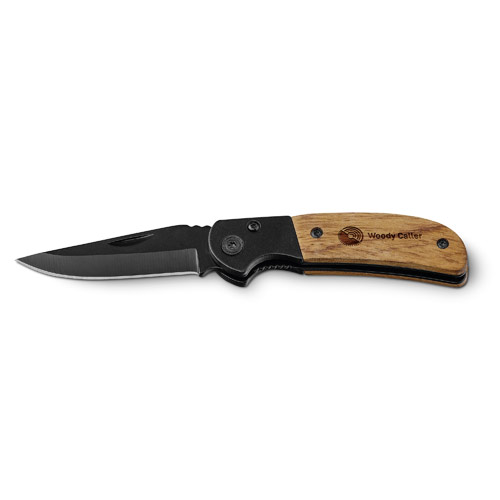 navaja plegable con hoja negra y mango de madera grabado Woody Cutter sobre fondo blanco