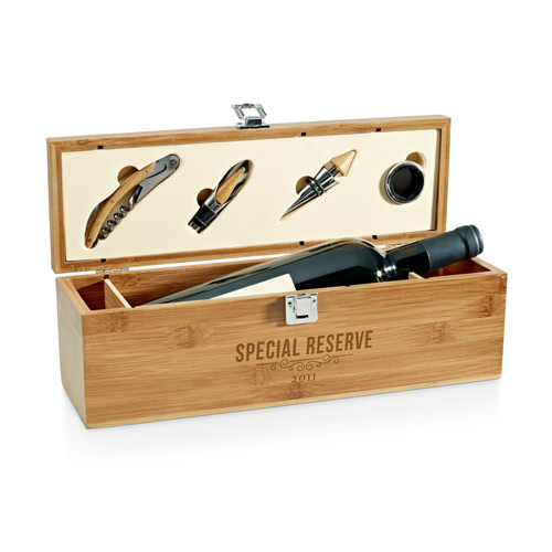 Caja de madera con botella de vino tinto y accesorios de servicio (sacacorchos, vertedor y tapón)