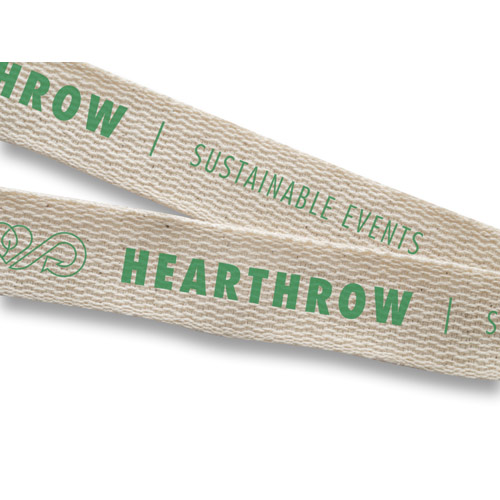 Correa de tela beige con el texto verde HEARTHROW y SUSTAINABLE EVENTS