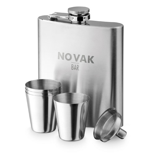 Petaca de acero inoxidable Novak Bar con cuatro vasos apilables y embudo